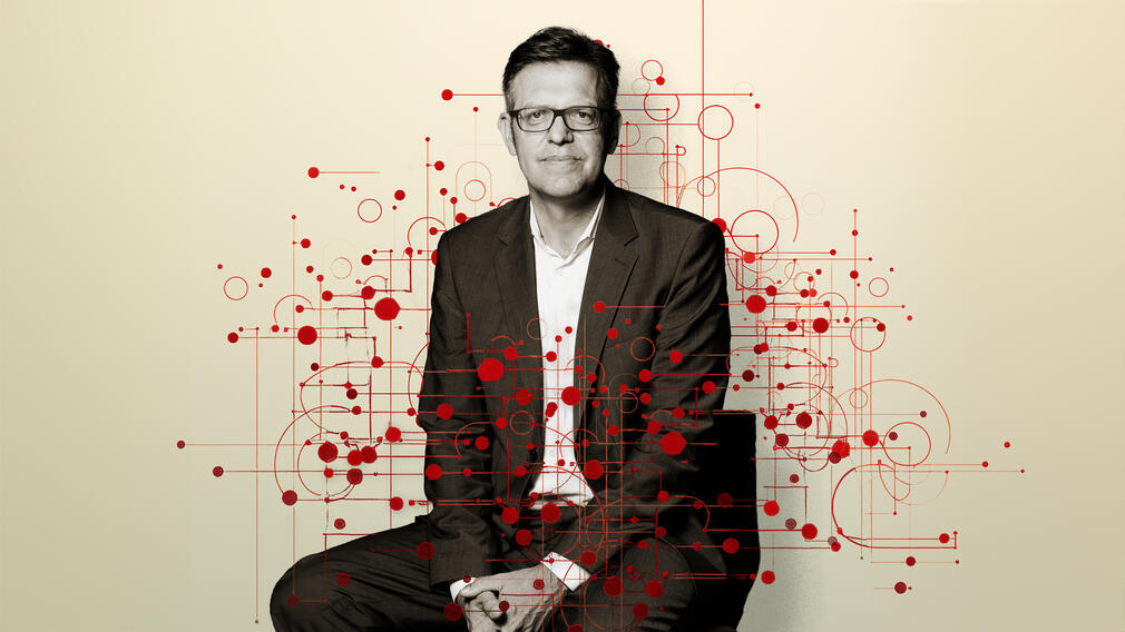 Porträt Steffen Mau vor Illustration mit roten Punkten